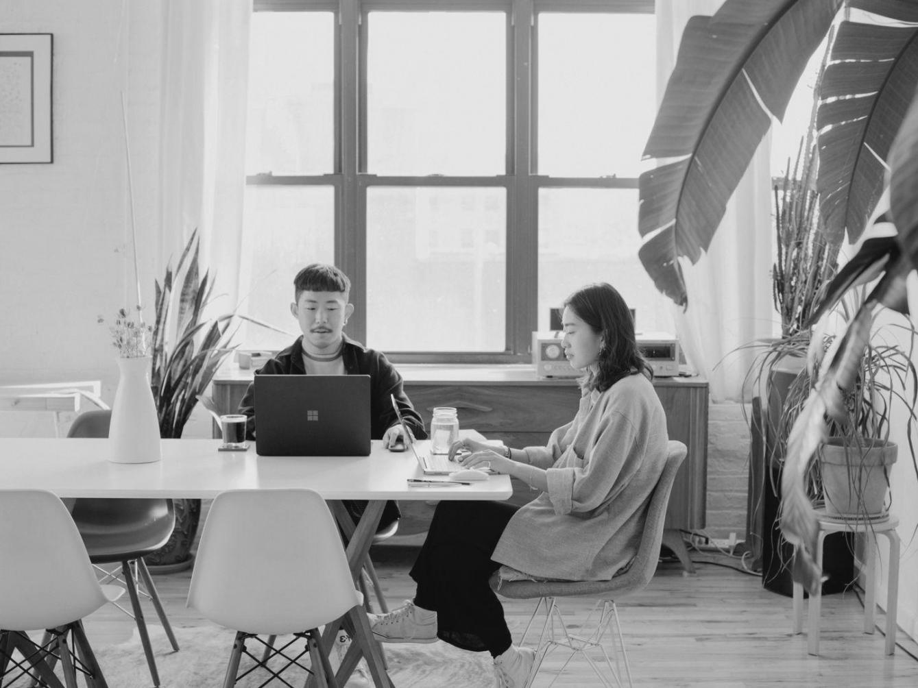 Espace de travail collaboratif roxanitevq avec écrans affichant des tableaux de bord budgétaires